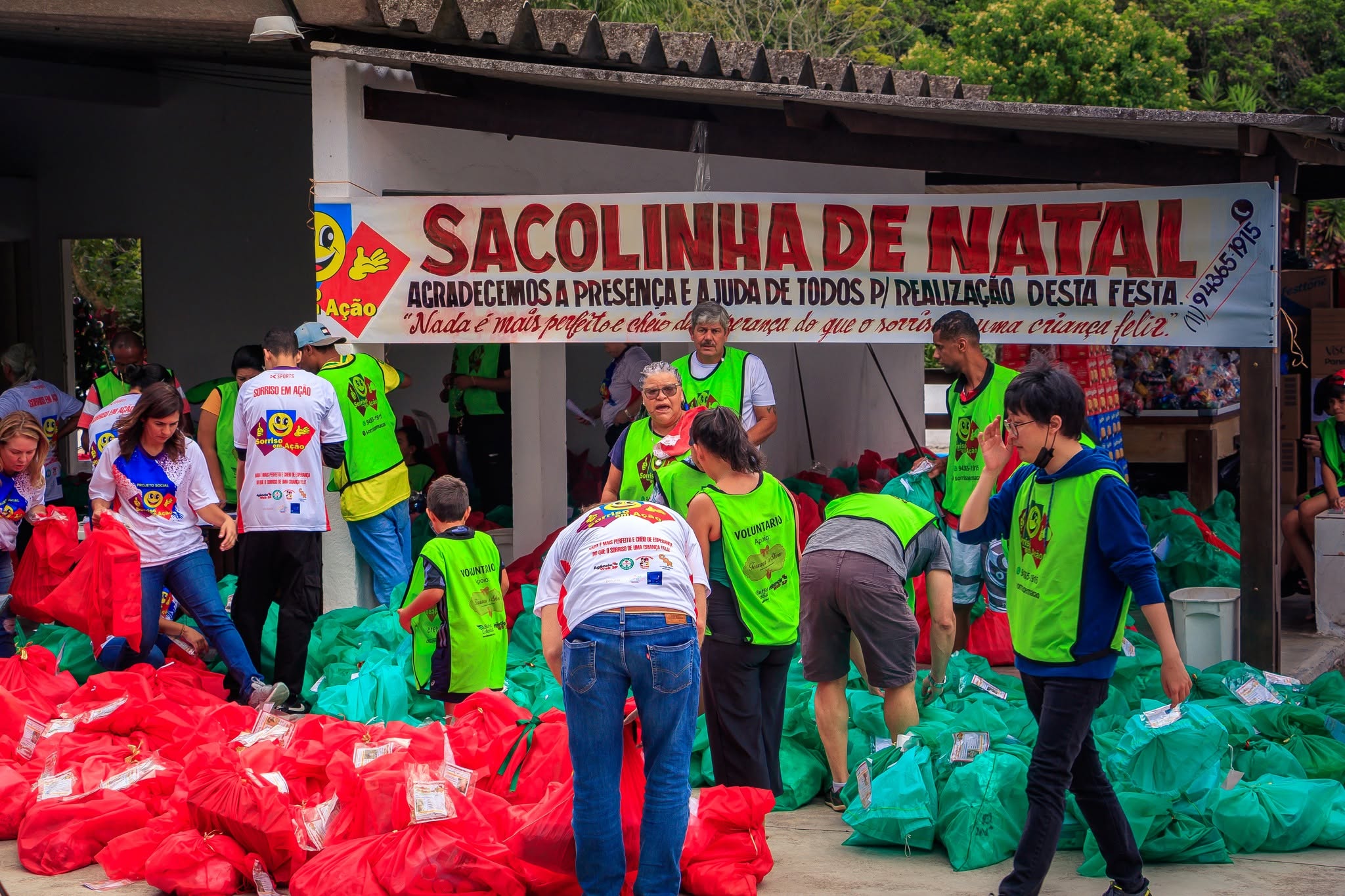 Sacolinhas de Natal montadas para distribuição às crianças de Parelheiros.